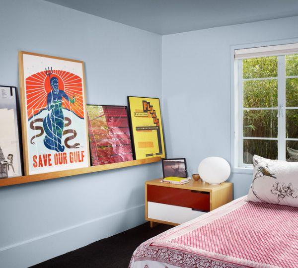 Διακόσμηση τοίχου με αφίσες γωνιακός καναπές κρεβατοκάμαρα ράφι κορνίζα