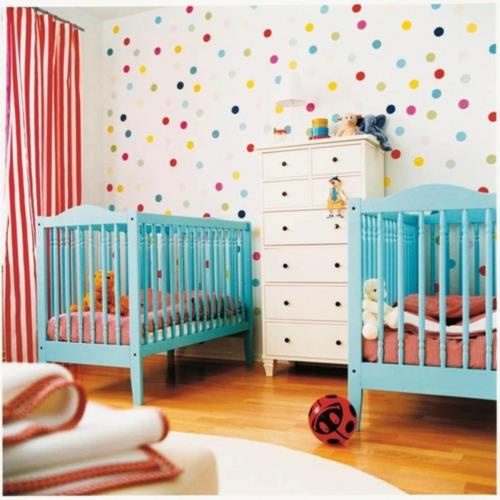 Διακόσμηση τοίχου με πολύχρωμες κουκίδες βρεφική κούνια κάγκελο μπλε παιδικό δωμάτιο