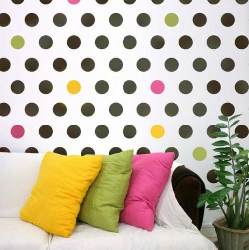 Σχεδιασμός τοίχου με πολύχρωμα μαξιλάρια με διάστικτα παιχνιδιάρικα πολύχρωμα