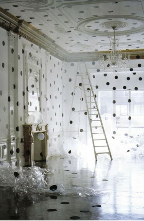 Διακόσμηση τοίχου με πολύχρωμες τελείες ανακαινίζουν τον επανασχεδιασμό του δωματίου