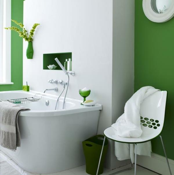 Χρώμα τοίχου σε αποχρώσεις της πράσινης καρέκλας μπανιέρας μπάνιου