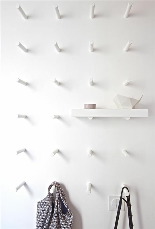 Σχεδιασμός τοίχου χρώμα τοίχου διάδρομος λευκά γάντζους δημιουργικού παλτό