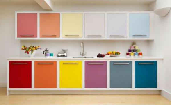 Σχεδιασμός τοίχου για το πολύχρωμο ντουλάπι κουζίνας της κουζίνας