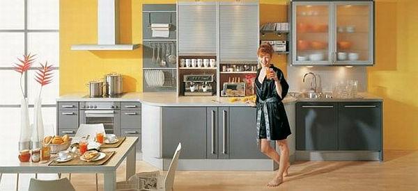 Σχεδιασμός τοίχου για την κουζίνα κίτρινη ηλιόλουστη