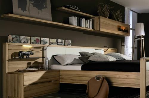 Τα ράφια τοίχου από ξύλινα συρτάρια εξοικονομούν χώρο στο υπνοδωμάτιο