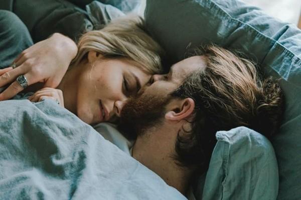 Αυτό που βοηθά ενάντια στο ροχαλητό προκαλεί προβλήματα ύπνου στα ζευγάρια