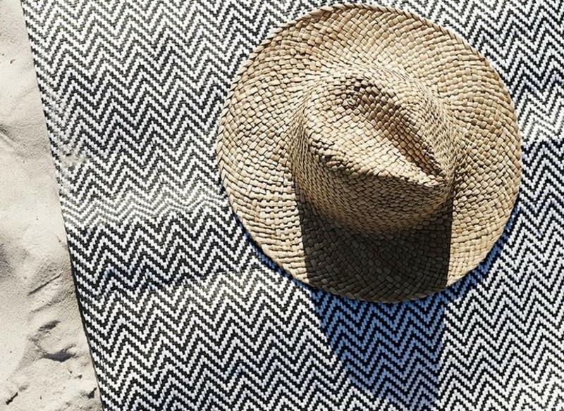 Τι βοηθάει στα ηλιακά εγκαύματα Μην ξεχνάτε ένα καπέλο από τον ήλιο