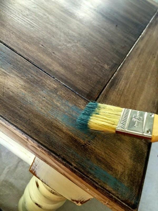Τι είναι κεραμίδια βαφής κιμωλίας με ξύλινο τραπέζι με χρώμα κιμωλίας