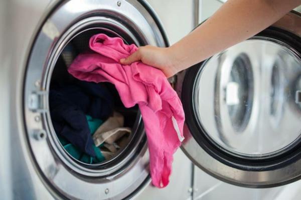 Το πλυντήριο μυρίζει μυρωδιά μούχλας αφαιρεί τα ροζ ρούχα