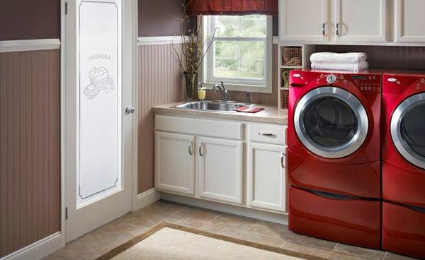 Πλυντήριο ρούχων μυρωδιά αφαίρεσης κόκκινο δωμάτιο πλυντηρίου