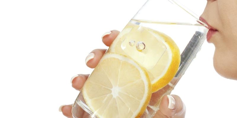 Πίνετε νερό με λεμόνι Lemonhealthy