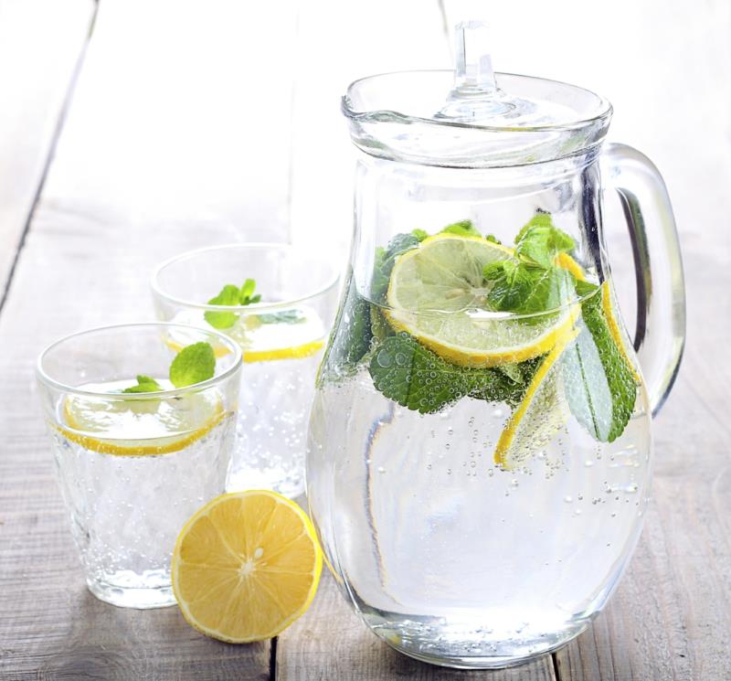 Πίνετε νερό με λεμόνι υγιεινό τρόπο ζωής
