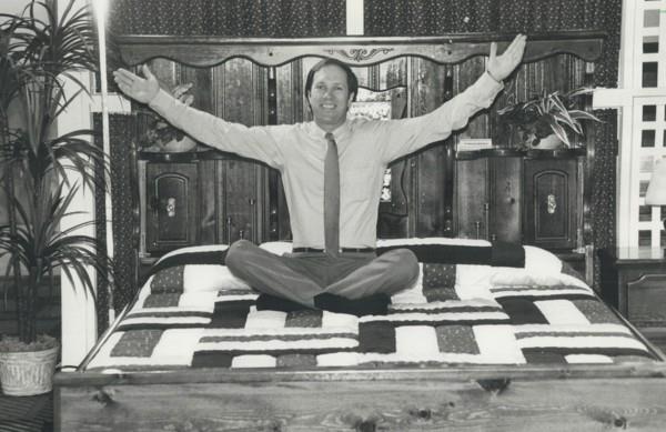 Υπνοδωμάτιο εφευρέτης ιστορίας Waterbed Charlie Hall