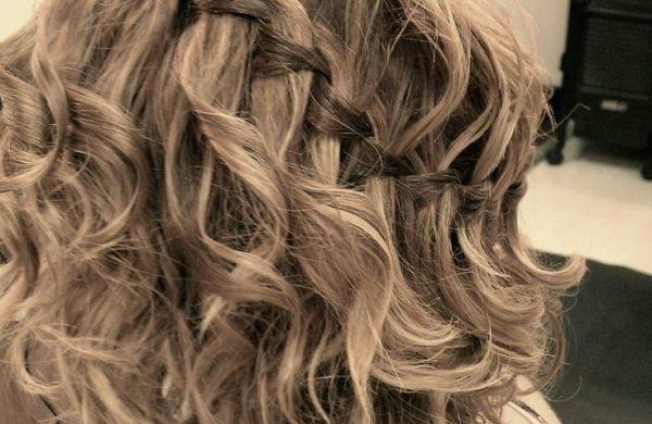 Χτένισμα καταρράκτη χτενίσματα μαλλιών μεσαίου μήκους για γυναίκες
