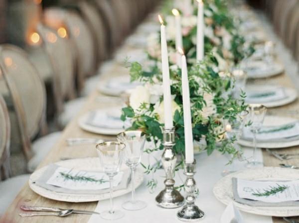 Λευκή πράσινη διακόσμηση γάμου με κεριά