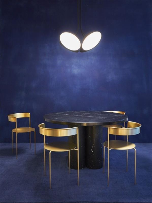 Μαλακό σκούρο μπλε φόντο λαμπρές χρυσές μεταλλικές καρέκλες