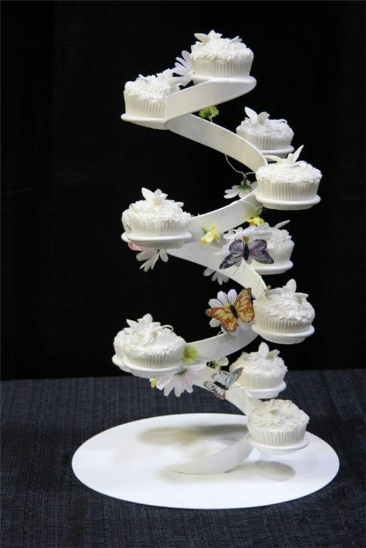 Λευκή τούρτα cupcake στέκεται στις σκάλες