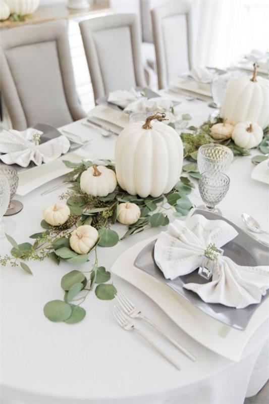 Λευκές κολοκύθες φθινοπωρινή διακόσμηση τραπεζιού, εορταστικό τραπέζι Κολοκύθες στο κεντρικό στυλ και εκφράζουν πολλή αγάπη για τη φύση