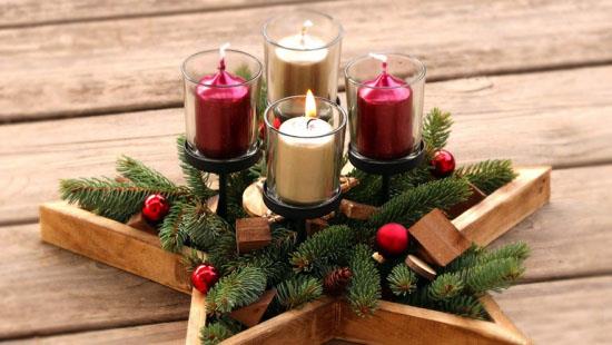 Χριστουγεννιάτικη διακόσμηση 3 must-have στεφάνι Advent σε σχήμα αστεριού έλατο πράσινο τέσσερα κεριά στη μέση