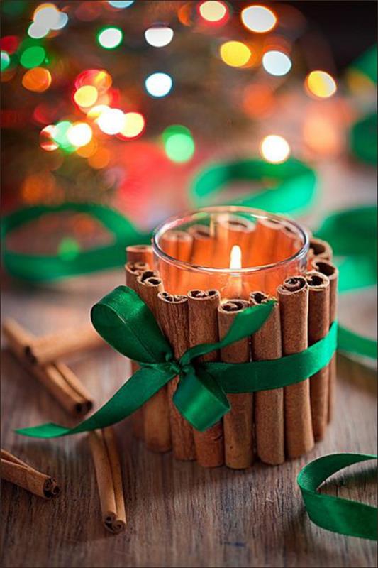 Χριστουγεννιάτικη διακόσμηση 3 κερί must-have σε ποτήρι διακοσμημένο με ξυλάκια κανέλας