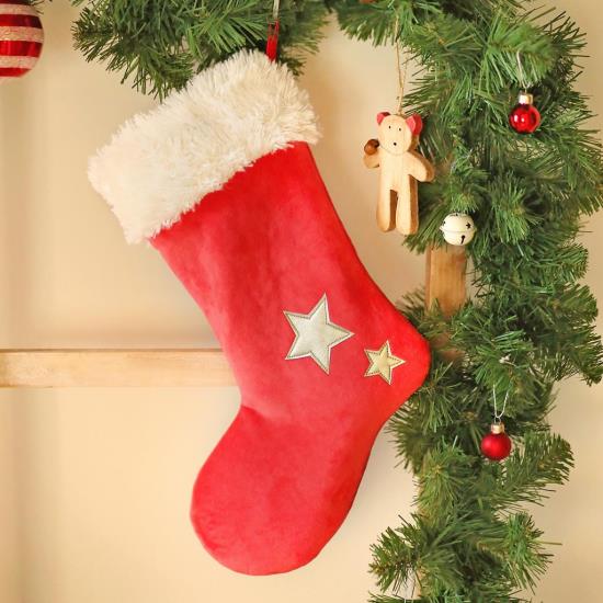Χριστουγεννιάτικη διακόσμηση 3 must-have μπότες του Άγιου Βασίλη με κόκκινο χρώμα κρεμασμένα στο χριστουγεννιάτικο δέντρο Το αποτέλεσμα έκπληξη τεράστιο