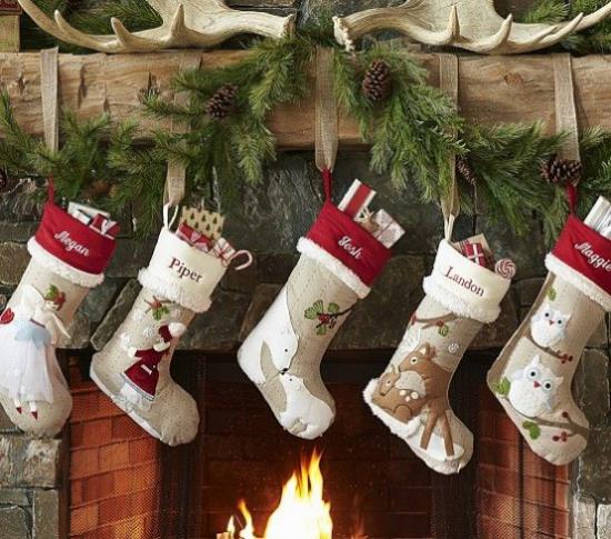 Χριστουγεννιάτικη διακόσμηση 3 must-have όμορφα λευκά μποτάκια Άγιου Βασίλη δίπλα στο τζάκι