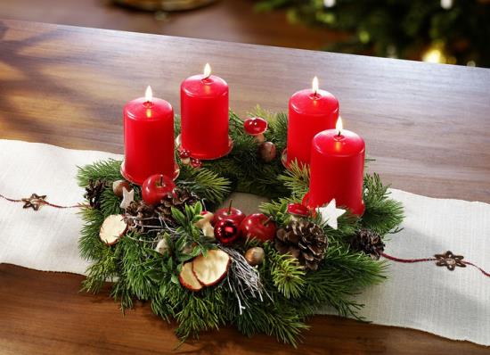 Χριστουγεννιάτικη διακόσμηση 3 must-have όμορφο στεφάνι Advent τέσσερα κόκκινα κεριά πολύ πράσινο πεύκου
