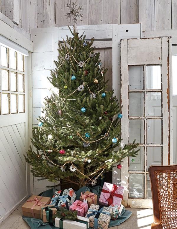 Τα Χριστούγεννα στη χώρα γιορτάζουν το χριστουγεννιάτικο δέντρο στη γωνία όμορφα διακοσμημένο με δώρο