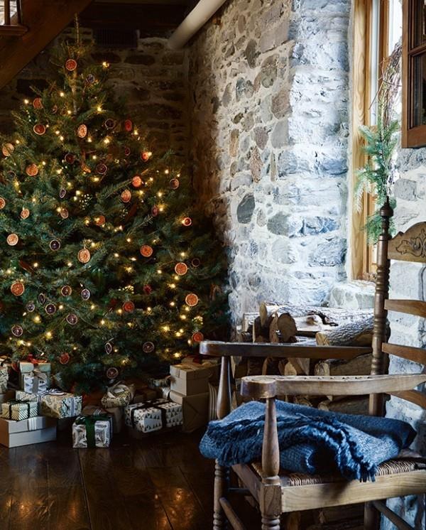 Χριστούγεννα στην εξοχή πολυτελή διακοσμημένα έλατα πέτρινο τοίχο στοιβάζονται δώρα απαλές υφές