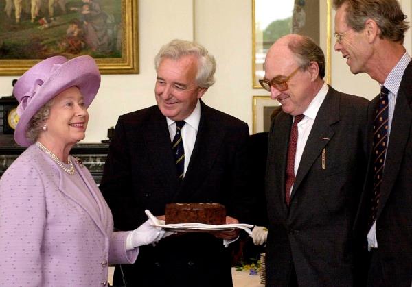 Χριστουγεννιάτικη τούρτα από τη Σκωτία - παραδοσιακό κέικ Dundee που φτιάχνει βασίλισσα Elizabeth ii τσάι κέικ