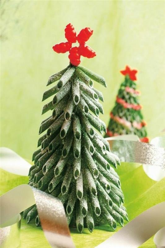 Χριστουγεννιάτικες χειροτεχνίες Χριστουγεννιάτικο δέντρο Χειροτεχνίες Χριστουγεννιάτικο δέντρο από πράσινα ζυμαρικά