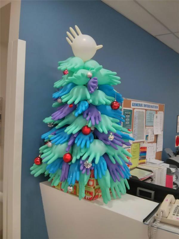 Χριστουγεννιάτικες χειροτεχνίες Το χριστουγεννιάτικο δέντρο κάνει πολύχρωμα πλαστικά γάντια