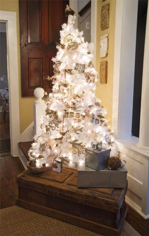 Το χριστουγεννιάτικο δέντρο διακοσμεί με λευκά και ασημένια δώρα όλα τα φώτα ανάβουν υπέροχα βλέμματα στο δωμάτιο
