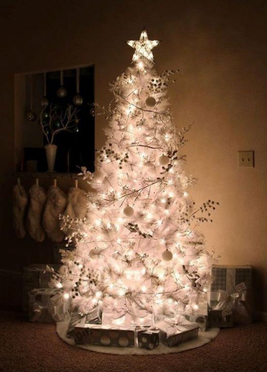 Το χριστουγεννιάτικο δέντρο διακοσμεί σε λευκό και ασημένιο αστέρι όλα τα φώτα ανάβουν όμορφο βλέμμα στο σκοτεινό δωμάτιο