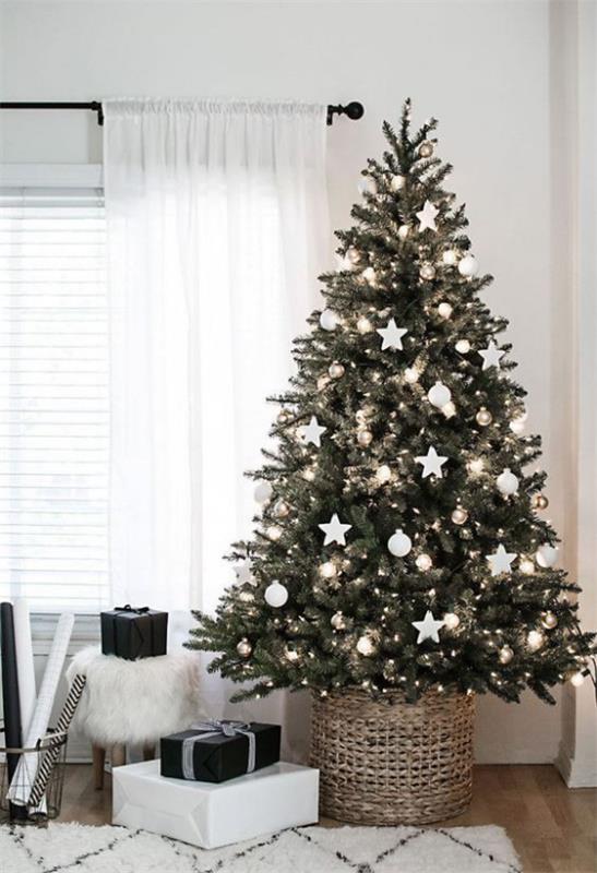 Χριστουγεννιάτικο δέντρο στολίζει σε λευκό και ασημί πράσινο έλατο