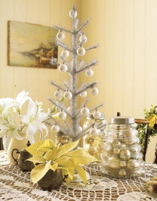 Το χριστουγεννιάτικο δέντρο διακοσμεί το μικρό χριστουγεννιάτικο δέντρο σε λευκά και ασημένια διακριτικά χρώματα
