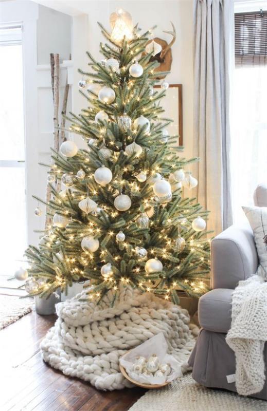 Το χριστουγεννιάτικο δέντρο διακοσμεί πολλά μικρά φωτάκια σε λευκές και ασημί λαμπερές μπάλες χριστουγεννιάτικου δέντρου