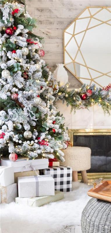 Χριστουγεννιάτικο δέντρο στολίζει σε λευκό και ασημένιο λαμπερό κόκκινο μπάλες λευκές γιρλάντες κλασική εμφάνιση