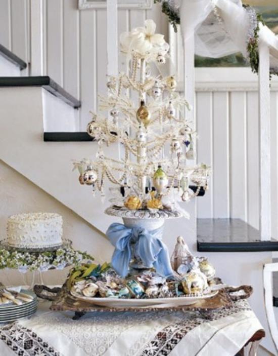 Χριστουγεννιάτικο δέντρο στολίζει σε λευκό και ασημί μικρό συμβολικό χριστουγεννιάτικο δέντρο όμορφα διακοσμημένο τοποθετημένο στην τραπεζαρία