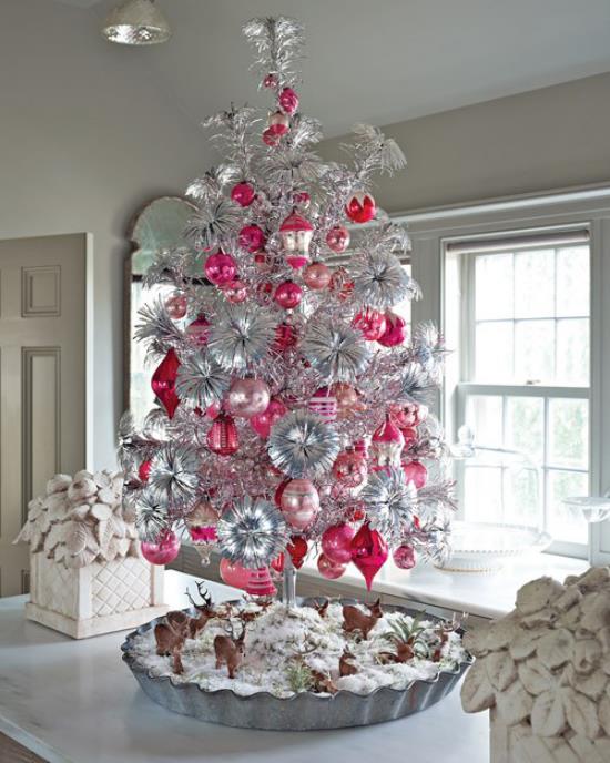 Διακοσμήστε το χριστουγεννιάτικο δέντρο σε λευκό και ασημί χρώμα με κόκκινο και ροζ συνδυασμένο αξιολάτρευτο look