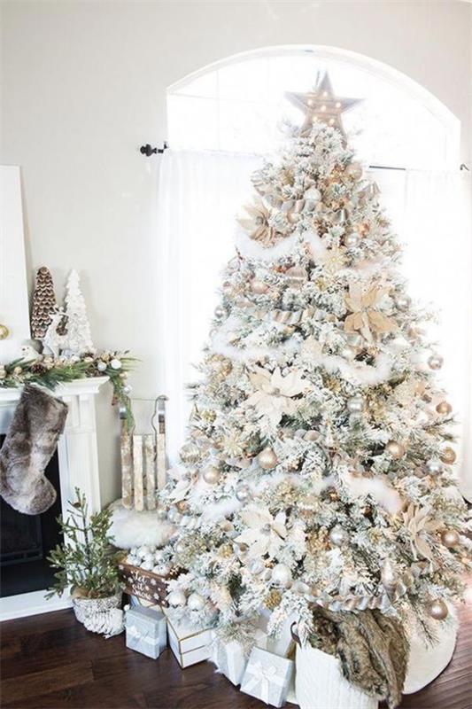 Το χριστουγεννιάτικο δέντρο διακοσμεί το όμορφα διακοσμημένο χριστουγεννιάτικο δέντρο σε λευκό και ασημί χρώμα από κάτω παρουσιάζει πραγματικό βλέμμα στο δωμάτιο πάνω από το αστέρι