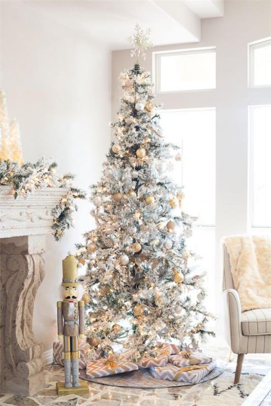 Χριστουγεννιάτικο δέντρο στολίζει όμορφα διακοσμημένο χριστουγεννιάτικο δέντρο σε λευκά και ασημένια τυλιγμένα δώρα δίπλα στο τζάκι
