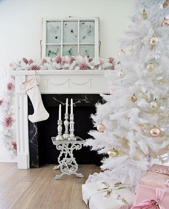 Χριστουγεννιάτικο δέντρο στολίζει σε λευκό και ασημί όμορφες λαμπερές μπάλες στο φόντο διακοσμημένες μπάλες γιρλάντες τζακιού