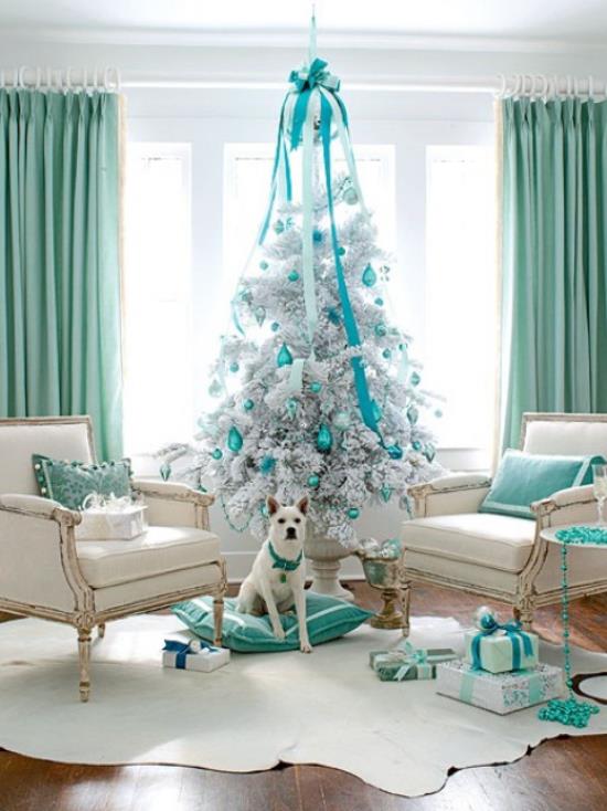 Χριστουγεννιάτικο δέντρο διακοσμεί σε λευκό και ασημί πολύ στιλάτη διακόσμηση υπέροχο συνδυασμό λευκό ασημί μπλε-πράσινο όμορφη εμφάνιση