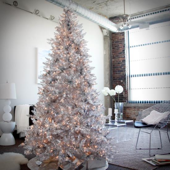 Χριστουγεννιάτικο δέντρο στολίζει σε λευκό και ασημί πολλά φώτα χωρίς μπάλες ή αστέρια αλλά ένα όμορφα διακοσμημένο χριστουγεννιάτικο δέντρο
