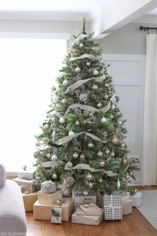Χριστουγεννιάτικο δέντρο σε λευκό και ασημί διακοσμεί πολλά στολίδια λαμπερές γιρλάντες