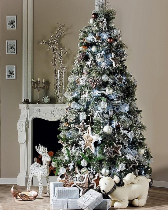 Διακοσμήστε το χριστουγεννιάτικο δέντρο σε λευκό και ασημί χρώμα μπροστά στο τζάκι υπέροχα διακοσμημένα δώρα από ελάφια