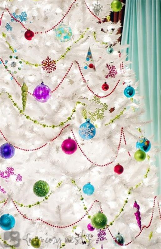 Χριστουγεννιάτικο δέντρο στολίζει σε λευκό και ασημί λευκό φόντο πολλές πολύχρωμες μπάλες γιρλάντες Διακοσμήσεις χριστουγεννιάτικου δέντρου σε κόκκινο μοβ πράσινο μπλε