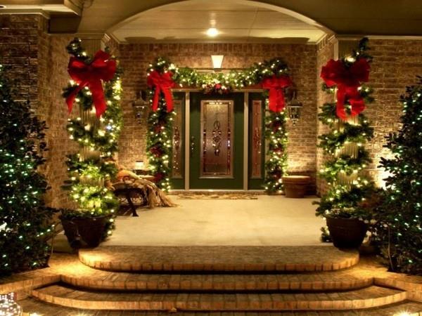 Χριστουγεννιάτικα φώτα έξω από την είσοδο του σπιτιού