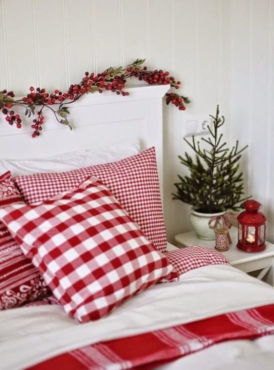 Χριστουγεννιάτικες ιδέες διακόσμησης σε κόκκινο και λευκό διακοσμούν υπνοδωμάτια σε κλασικό χρωματικό δίδυμο